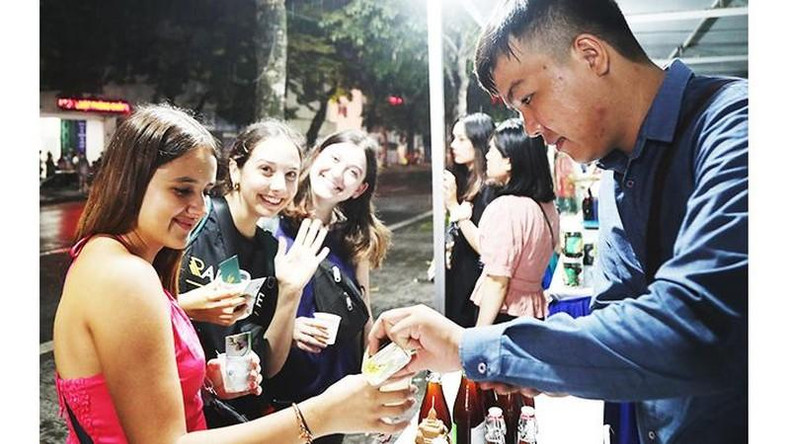 Los turistas extranjeros disfrutan del típico sabor del vino de Ninh Thuan.