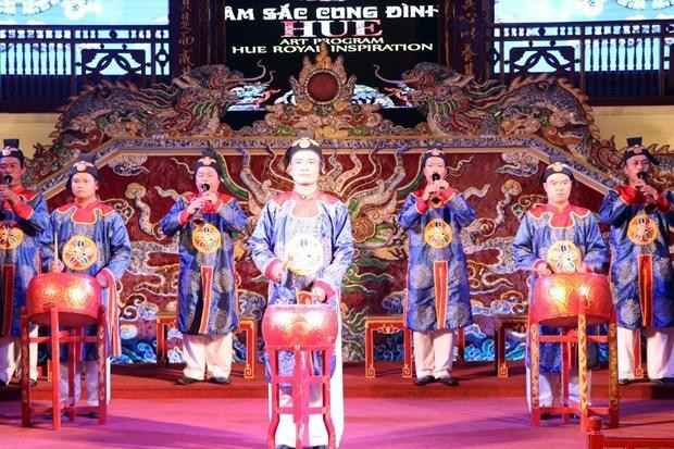 Presentan Nha Nhac (Canto Real) a los visitantes. (Fotografía: VNA)