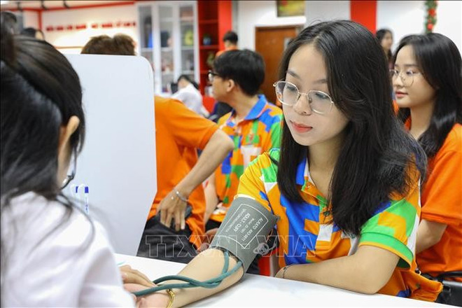 Prueba de detección antes de donar sangre. (Foto: VNA)