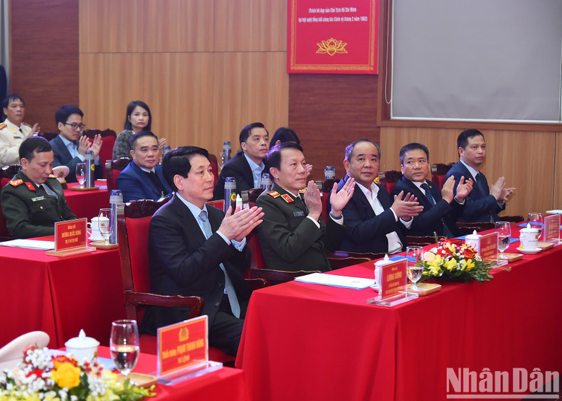 El presidente Luong Cuong y los delegados en la ceremonia.
