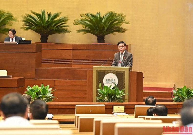 El secretario general y jefe de la Oficina de la AN, Bui Van Cuong, presenta un informe sobre los resultados de la implementación del programa de supervisión del órgano legislativo. El secretario general y jefe de la Oficina de la AN, Bui Van Cuong, presenta un informe sobre los resultados de la implementación del programa de supervisión del órgano legislativo.