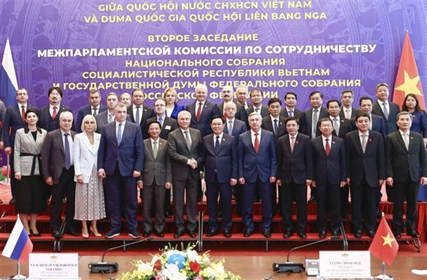 El presidente de la Asamblea Nacional, Vuong Dinh Hue, y el presidente de la Duma Estatal de la Federación Rusa, Vyacheslav Viktorovich Volodin, se tomaron fotos de recuerdo con los delegados. (Foto: VNA) El presidente de la Asamblea Nacional, Vuong Dinh Hue, y el presidente de la Duma Estatal de la Federación Rusa, Vyacheslav Viktorovich Volodin, se tomaron fotos de recuerdo con los delegados. (Foto: VNA)