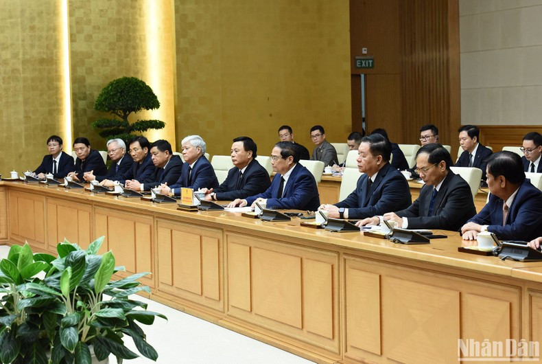 Representantes de los ministerios, departamentos y sectores vietnamitas en la reunión.