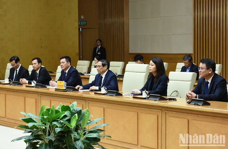 Representantes de los ministerios, departamentos y sectores vietnamitas en el encuentro. Representantes de los ministerios, departamentos y sectores vietnamitas en el encuentro.