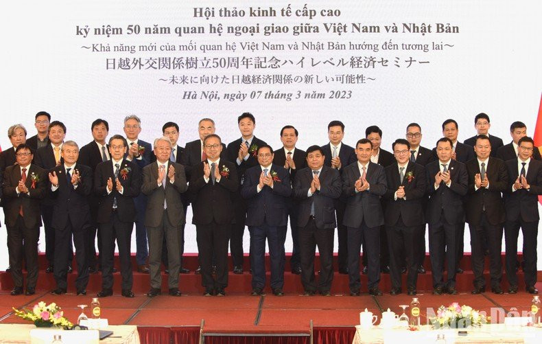 El primer ministro de Vietnam, Pham Minh Chinh, y los delegados participantes en el Seminario económico de alto nivel Vietnam-Japón. (Foto: Nhan Dan) El primer ministro de Vietnam, Pham Minh Chinh, y los delegados participantes en el Seminario económico de alto nivel Vietnam-Japón. (Foto: Nhan Dan)