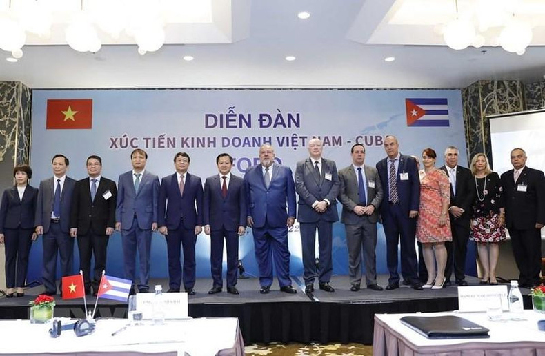 El primer ministro cubano, Manuel Marrero Cruz, y el viceprimer vietnamita Le Minh Khai, junto con los delegados en el evento. (Fotografía: An Dang/VNA) El primer ministro cubano, Manuel Marrero Cruz, y el viceprimer vietnamita Le Minh Khai, junto con los delegados en el evento. (Fotografía: An Dang/VNA)