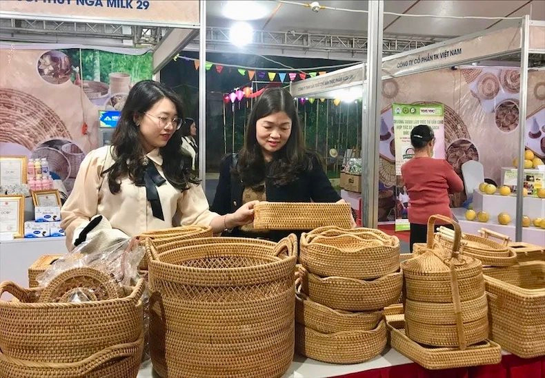 Productos de ratán y bambú del distrito de Chuong My en la exposición.