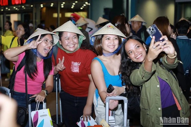 Los turistas procedentes de Manila llegan al aeropuerto internacional de Da Nang. Los turistas procedentes de Manila llegan al aeropuerto internacional de Da Nang.