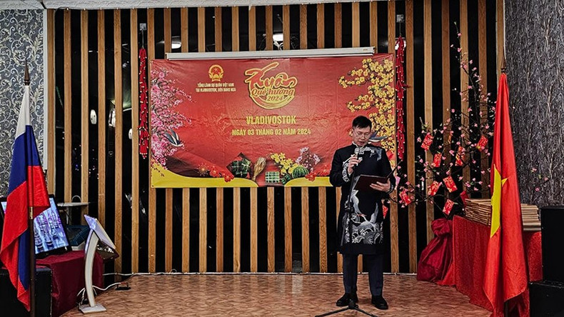 El cónsul general Nguyen Dang Hien habla en la cita.