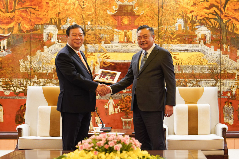 El presidente del Comité Popular de Hanói, Tran Sy Thanh (derecha), entrega recuerdos de Hanói a la delegación de la ciudad de Sejong. (Foto: hanoimoi.vn) El presidente del Comité Popular de Hanói, Tran Sy Thanh (derecha), entrega recuerdos de Hanói a la delegación de la ciudad de Sejong. (Foto: hanoimoi.vn)