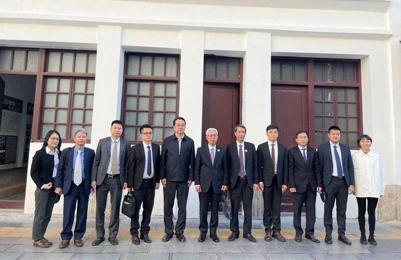 El embajador Pham Sao Mai y el cónsul general Nguyen Trung Hieu examinan el progreso de la restauración de la zona de reliquias dedicadas al Presidente Ho Chi Minh en Kunming.