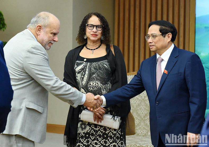El jefe del Ejecutivo vietnamita da la bienvenida a los miembros de la delegación brasileña. El jefe del Ejecutivo vietnamita da la bienvenida a los miembros de la delegación brasileña.