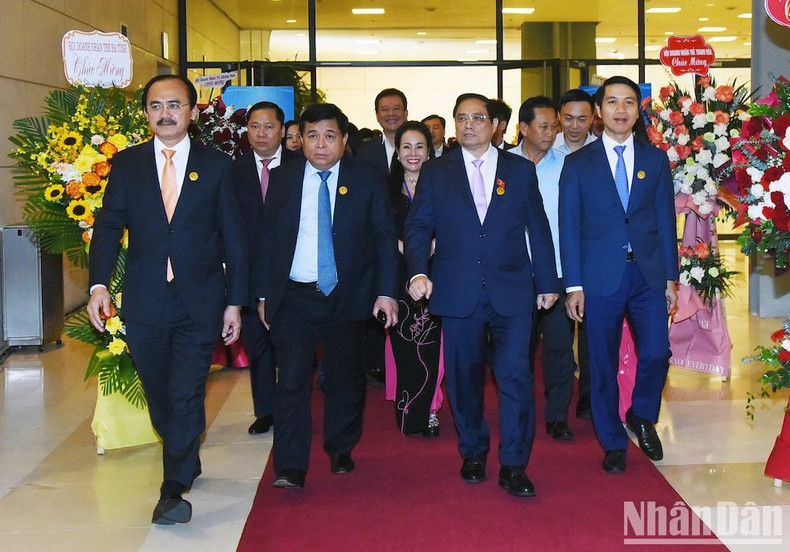 Asisten al evento el ministro de Planificación e Inversiones, Nguyen Chi Dung; el ministro y jefe del Comité de Asuntos Étnicos del Gobierno, Hau A Lenh, el subjefe permanente del Comité de Movilización de Masas del Comite Central del Partido Comunista de Vietnam, Pham Tat Thang, junto con los dirigentes y exlideres de los ministerios, departamentos, sectores y órganos centrales y locales. Asisten al evento el ministro de Planificación e Inversiones, Nguyen Chi Dung; el ministro y jefe del Comité de Asuntos Étnicos del Gobierno, Hau A Lenh, el subjefe permanente del Comité de Movilización de Masas del Comite Central del Partido Comunista de Vietnam, Pham Tat Thang, junto con los dirigentes y exlideres de los ministerios, departamentos, sectores y órganos centrales y locales.