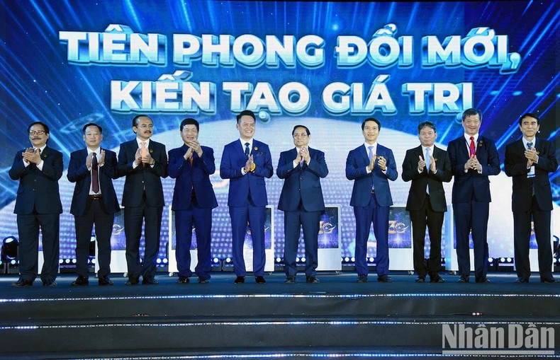 El primer ministro y los delegados en el acto. El primer ministro y los delegados en el acto.