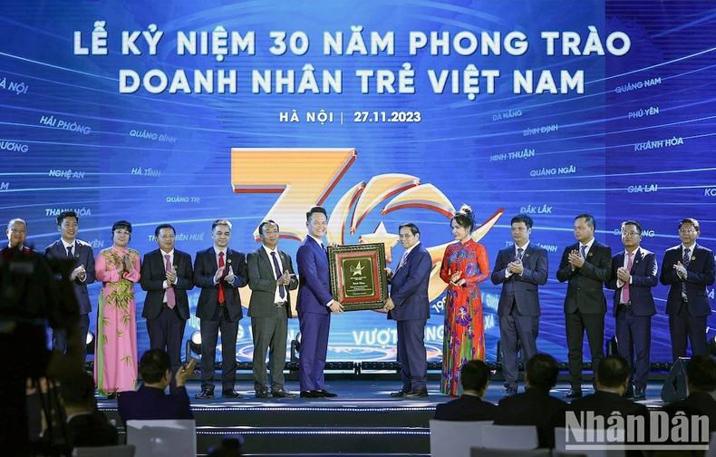 El primer ministro regala un bajorrelieve a la Asociación de Jóvenes Empresarios de Vietnam. El primer ministro regala un bajorrelieve a la Asociación de Jóvenes Empresarios de Vietnam.