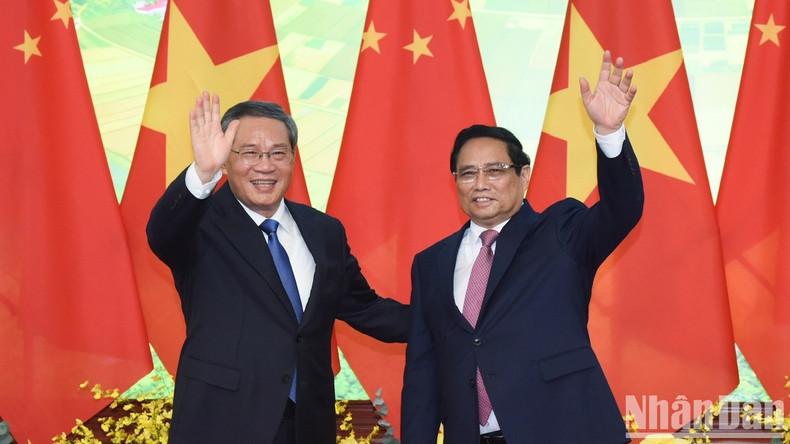 Minh Chinh y Li Qiang saludan a las agencias de noticias y órganos de prensa.