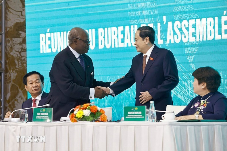 El presidente de la ANV, Tran Thanh Man, y el primer vicepresidente de la Asamblea Nacional de Camerún y titular de la APF, Hilarion Etong. (Foto: VNA) El presidente de la ANV, Tran Thanh Man, y el primer vicepresidente de la Asamblea Nacional de Camerún y titular de la APF, Hilarion Etong. (Foto: VNA)