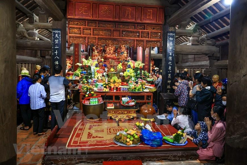 Ubicado en el pueblo de Dung Nhue, el altar de la pagoda Keo es un sitio especial de la comuna de Duy Nhat, distrito de Vu Thu, de la provincia de Thai Binh en el norte de Vietnam y fue reconocido como Tesoro Nacional el 5 de octubre pasado. El altar mide 227 centímetros de largo, 156 de ancho y 153 de alto. Es el más grande de su tipo en Vietnam. Erigido en el siglo XVII, la obra sofisticada se ha conservado casi intacta hasta el día de hoy. Se trata de un producto hecho a mano con más de mil patrones hábilmente tallados en un arreglo apretado. (Fotografía: VNA) Ubicado en el pueblo de Dung Nhue, el altar de la pagoda Keo es un sitio especial de la comuna de Duy Nhat, distrito de Vu Thu, de la provincia de Thai Binh en el norte de Vietnam y fue reconocido como Tesoro Nacional el 5 de octubre pasado. El altar mide 227 centímetros de largo, 156 de ancho y 153 de alto. Es el más grande de su tipo en Vietnam. Erigido en el siglo XVII, la obra sofisticada se ha conservado casi intacta hasta el día de hoy. Se trata de un producto hecho a mano con más de mil patrones hábilmente tallados en un arreglo apretado. (Fotografía: VNA)