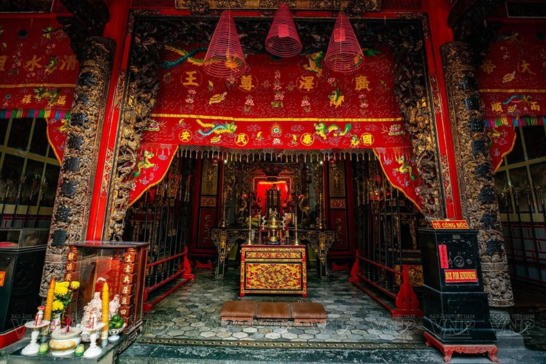 Justo en el medio del salón principal se encuentra el altar dedicado al Señor Quach (Quang Trach Ton Vuong), quien es venerado por los chinos como un santo por sus meritorias contribuciones al pueblo y al país de China.(Foto: VNA)