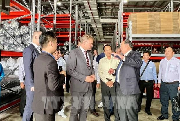 Nguyen Thanh Binh, presidente del Comité Popular de An Giang y Nicolai Prytz, embajador de Dinamarca en Vietnam. (Fotografía: VNA) Nguyen Thanh Binh, presidente del Comité Popular de An Giang y Nicolai Prytz, embajador de Dinamarca en Vietnam. (Fotografía: VNA)