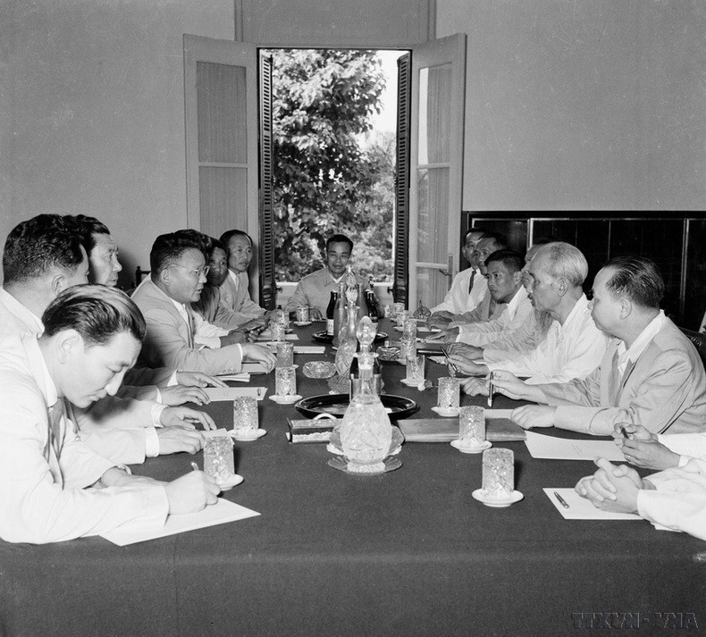 El Presidente Ho Chi Minh se entrevistó con el primer secretario del Partido Revolucionario del Pueblo y presidente del Consejo de Ministros de Mongolia, Tsedenbal, cuando visitó Vietnam (1959). (Foto: VNA) El Presidente Ho Chi Minh se entrevistó con el primer secretario del Partido Revolucionario del Pueblo y presidente del Consejo de Ministros de Mongolia, Tsedenbal, cuando visitó Vietnam (1959). (Foto: VNA)