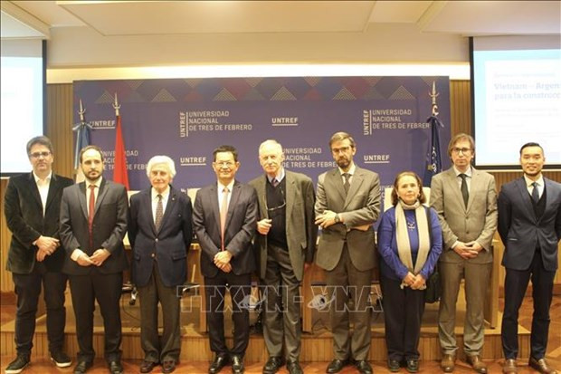 El embajador Duong Quoc Thanh y dirigentes del Instituto Cultural Argentina-Vietnam, representantes de la Universidad Nacional Tres de Febrero y funcionarios del Ministerio de Relaciones Exteriores y Culto de Argentina. (Foto: VNA) El embajador Duong Quoc Thanh y dirigentes del Instituto Cultural Argentina-Vietnam, representantes de la Universidad Nacional Tres de Febrero y funcionarios del Ministerio de Relaciones Exteriores y Culto de Argentina. (Foto: VNA)
