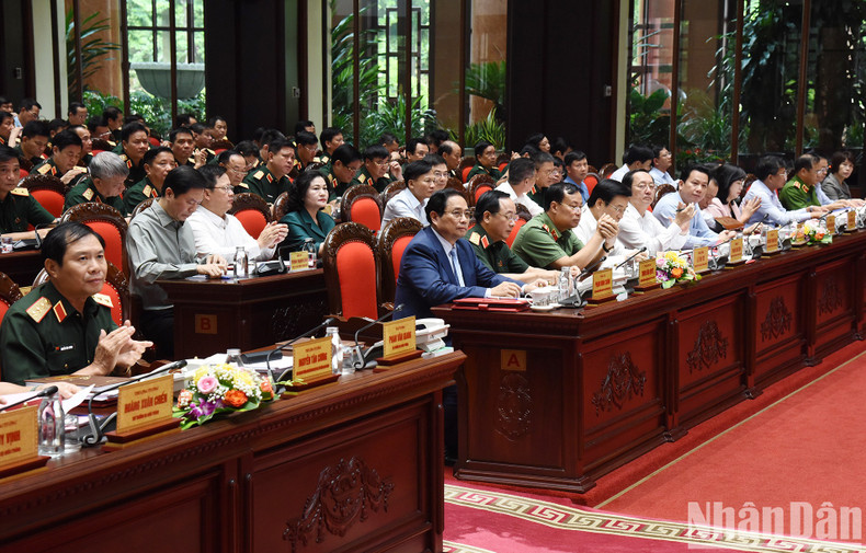 El jefe del Gobierno y los delegados en la conferencia. El jefe del Gobierno y los delegados en la conferencia.