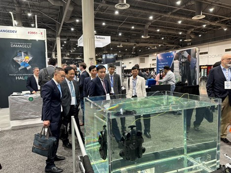 La delegación vietnamita visita una exhibición en el marco de la OTC 2024. (Foto: pvn.vn) La delegación vietnamita visita una exhibición en el marco de la OTC 2024. (Foto: pvn.vn)