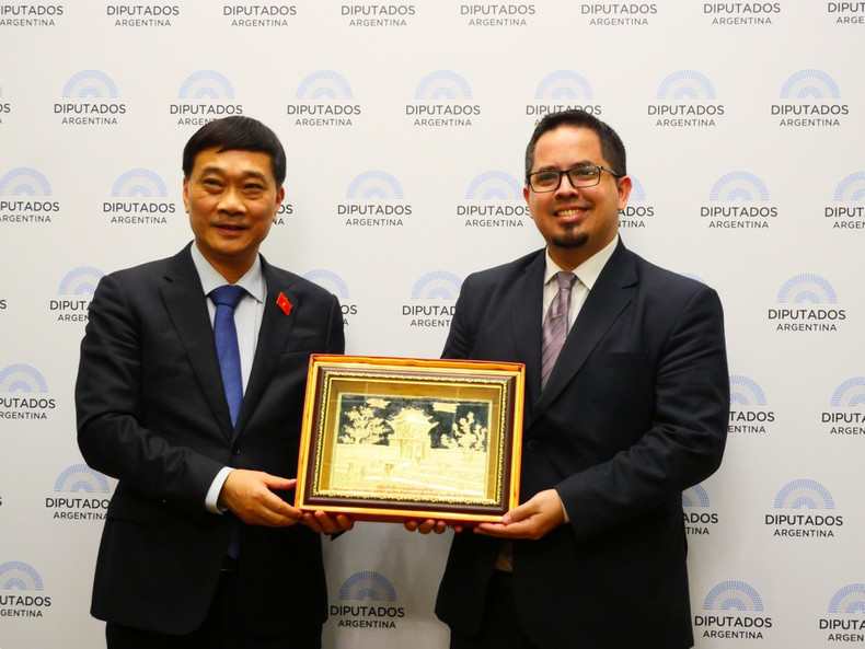 Vu Hong Thanh, miembro del Comité Central del Partido Comunista de Vietnam y presidente de su Comisión Económica de la Asamblea Nacional de Vietnam, y Santiago Pauli, presidente del Grupo Parlamentario de Amistad entre Argentina y Vietnam. (Foto: VNA)
