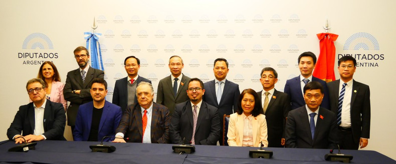 La delegación de la Asamblea Nacional de Vietnam y representantes del Grupo Parlamentario de Amistad Argentina - Vietnam. (Foto: VNA)