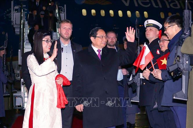 El primer ministro Pham Minh Chinh y su cónyuge llegan al aeropuerto Frederic Chopin de Varsovia. (Foto: VNA) El primer ministro Pham Minh Chinh y su cónyuge llegan al aeropuerto Frederic Chopin de Varsovia. (Foto: VNA)