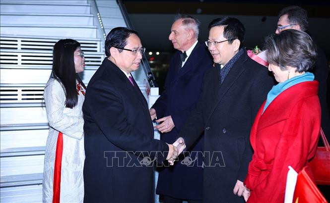 El primer ministro Pham Minh Chinh y su esposa llegan al aeropuerto Frederic Chopin de Varsovia. (Foto: VNA) El primer ministro Pham Minh Chinh y su esposa llegan al aeropuerto Frederic Chopin de Varsovia. (Foto: VNA)