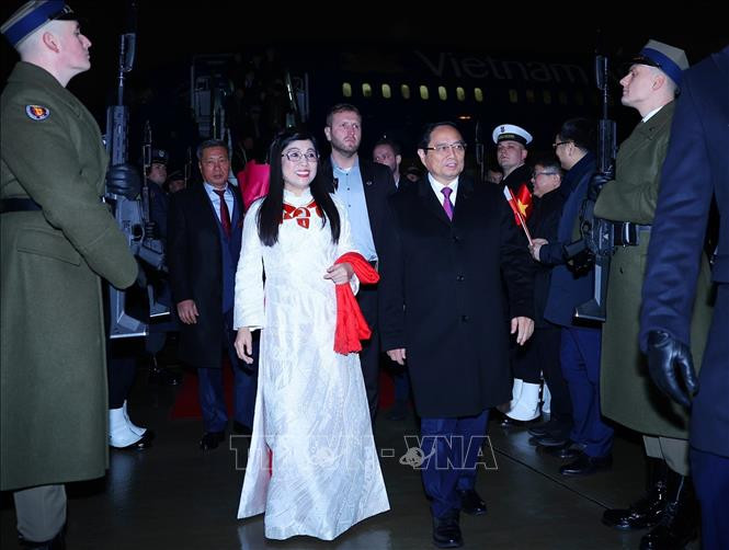 El primer ministro Pham Minh Chinh y su esposa llegan al aeropuerto Frederic Chopin de Varsovia. (Foto: VNA) El primer ministro Pham Minh Chinh y su esposa llegan al aeropuerto Frederic Chopin de Varsovia. (Foto: VNA)