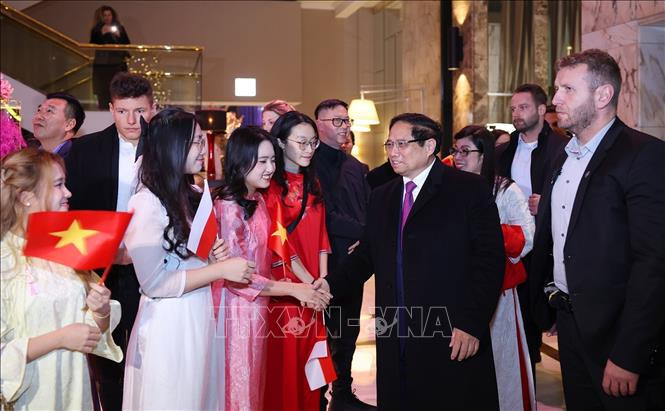 Funcionarios y personal de la Embajada vietnamita y la comunidad connacional asentada en Polonia dan la bienvenida al primer ministro Pham Minh Chinh y a su esposa. (Foto: VNA) Funcionarios y personal de la Embajada vietnamita y la comunidad connacional asentada en Polonia dan la bienvenida al primer ministro Pham Minh Chinh y a su esposa. (Foto: VNA)