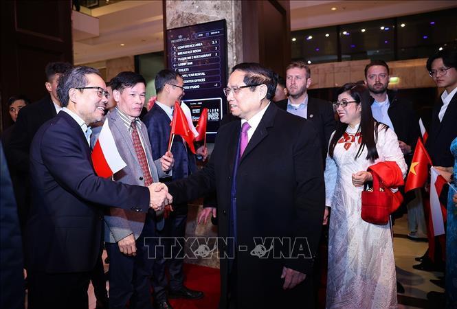 Funcionarios y personal de la Embajada de Vietnam y la comunidad connacional asentada en Polonia dan la bienvenida al primer ministro Pham Minh Chinh y a su esposa. (Foto: VNA) Funcionarios y personal de la Embajada de Vietnam y la comunidad connacional asentada en Polonia dan la bienvenida al primer ministro Pham Minh Chinh y a su esposa. (Foto: VNA)
