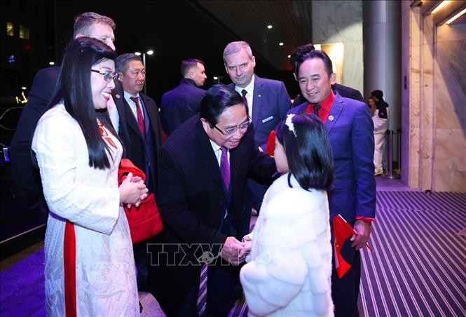 Funcionarios y personal de la Embajada vietnamita y la comunidad connacional asentada en Polonia dan la bienvenida al primer ministro Pham Minh Chinh y a su esposa. (Foto: VNA) Funcionarios y personal de la Embajada vietnamita y la comunidad connacional asentada en Polonia dan la bienvenida al primer ministro Pham Minh Chinh y a su esposa. (Foto: VNA)