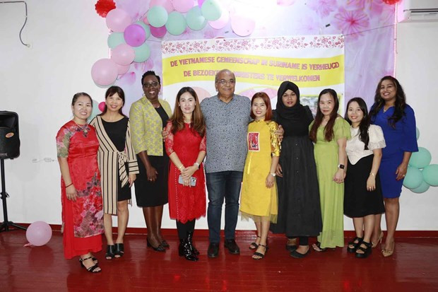 La comunidad vietnamita y funcionarios surinameses. (Foto: baoquocte.vn)