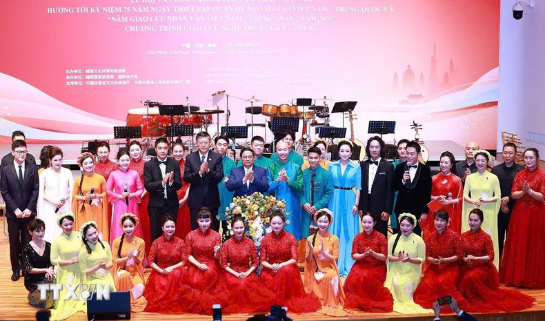 El premier vietnamita y los artistas en la cita. (Foto: VNA)