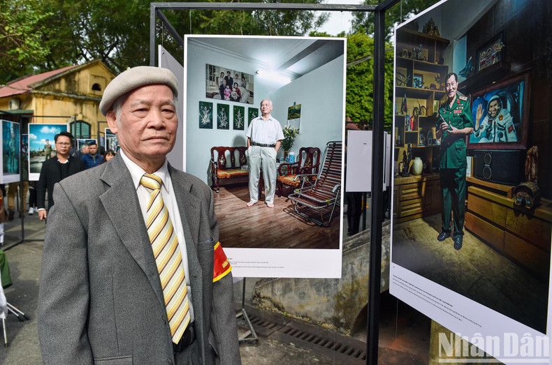 Los visitantes aprecian la historia de los pilotos que frustraron el ataque estratégico de los bombarderos estadounidenses B-52 a finales de 1972. Los visitantes aprecian la historia de los pilotos que frustraron el ataque estratégico de los bombarderos estadounidenses B-52 a finales de 1972.