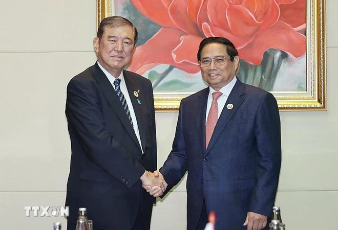 El primer ministro de Vietnam, Pham Minh Chinh (derecha), se reunió con su homólogo japonés, Ishiba Shigeru, con motivo de las 44ª y 45ª Cumbres de la Asean y eventos anexos en Vientián (Laos), en octubre de 2024. (Foto: VNA)