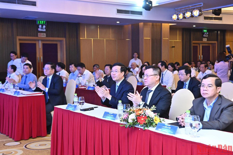 Asisten al evento el miembro del Buró Político y permanente del Secretariado del Comité Central del PCV, Vo Van Thuong y Nguyen Trong Nghia, secretario del Comité Central del PCV y jefe de su Comisión de Comunicación y Educación, junto con otros delegados.