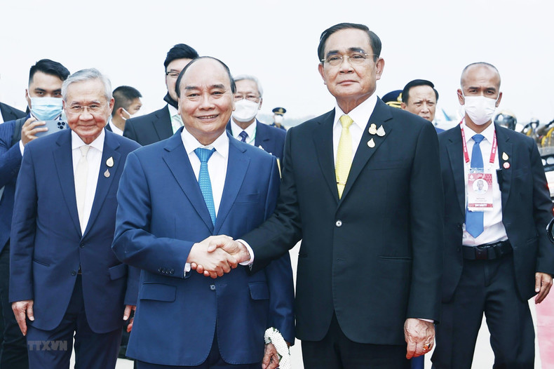 El presidente de Vietnam, Nguyen Xuan Phuc, y su cónyuge, al frente de una delegación de alto rango, partió de Hanói para iniciar una visita oficial a Tailandia y asistir a la 29 Semana de Líderes Económicos del Foro de Cooperación Económica Asia-Pacífico (APEC), en cumplimiento de una invitación del primer ministro tailandés, Prayut Chan-o-cha. (Fotografía: VNA) El presidente de Vietnam, Nguyen Xuan Phuc, y su cónyuge, al frente de una delegación de alto rango, partió de Hanói para iniciar una visita oficial a Tailandia y asistir a la 29 Semana de Líderes Económicos del Foro de Cooperación Económica Asia-Pacífico (APEC), en cumplimiento de una invitación del primer ministro tailandés, Prayut Chan-o-cha. (Fotografía: VNA)