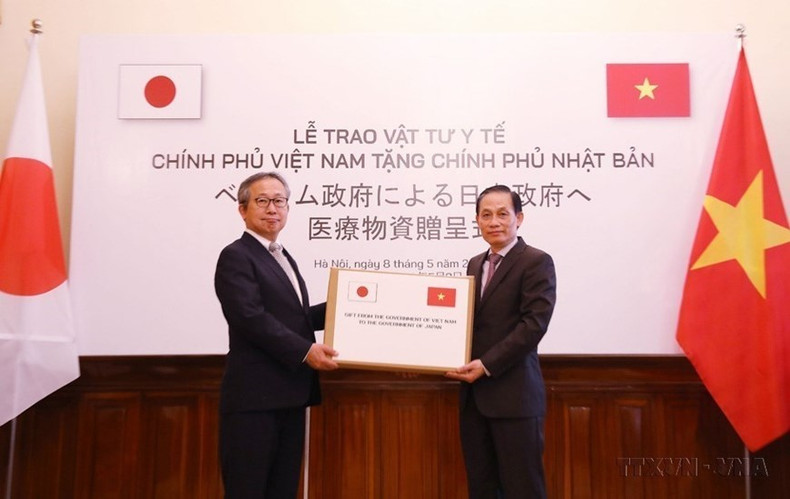 El Ministerio de Relaciones Exteriores celebró una ceremonia de entrega de suministros médicos del Gobierno vietnamita para apoyar al Gobierno y al pueblo japonés en la prevención y lucha contra la pandemia del Covid-19 (8 de mayo de 2020). (Fuente: VNA) El Ministerio de Relaciones Exteriores celebró una ceremonia de entrega de suministros médicos del Gobierno vietnamita para apoyar al Gobierno y al pueblo japonés en la prevención y lucha contra la pandemia del Covid-19 (8 de mayo de 2020). (Fuente: VNA)