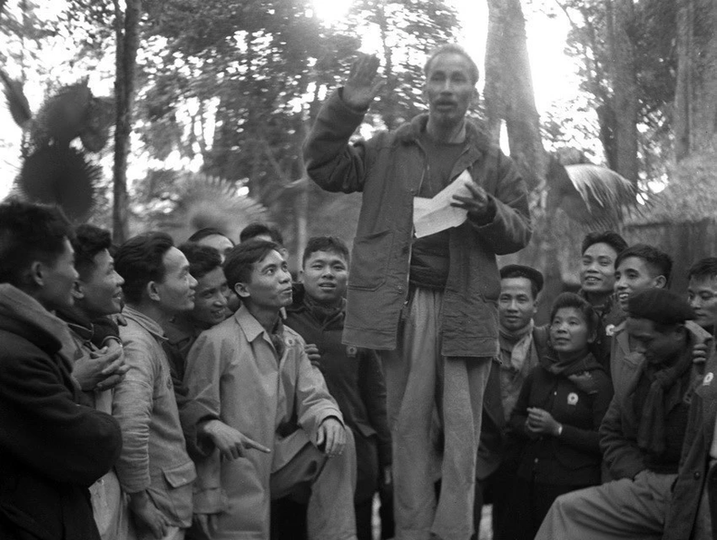 El Presidente Ho Chi Minh habla con los delegados en el Congreso del Partido, que tiene como objetivo hacer pública la operación del Partido (3 de marzo de 1951). (Foto: VNA) El Presidente Ho Chi Minh habla con los delegados en el Congreso del Partido, que tiene como objetivo hacer pública la operación del Partido (3 de marzo de 1951). (Foto: VNA)