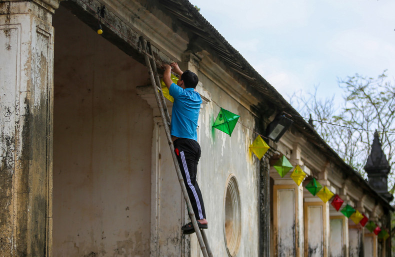 Los católicos locales fabricaron sus propios farolillos tradicionales para decorar la iglesia en ocasión de la Navidad. Los católicos locales fabricaron sus propios farolillos tradicionales para decorar la iglesia en ocasión de la Navidad.