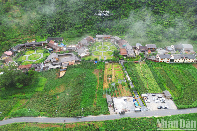 La aldea H’Mong Meo Vac, dotada de magníficos paisajes, forma parte de la lista de los destinos que no se pueden perder al recorrer Ha Giang. Ubicado en la comuna de Meo Vac, este pueblo es una imagen en miniatura de la vida cotidiana de la etnia H'Mong.