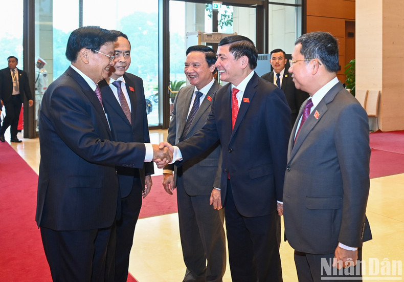 El presidente de ANV, Tran Thanh Man, presenta al PPRL y presidente de Laos, Thongloun Sisoulith, a los asistentes al encuentro. El presidente de ANV, Tran Thanh Man, presenta al PPRL y presidente de Laos, Thongloun Sisoulith, a los asistentes al encuentro.