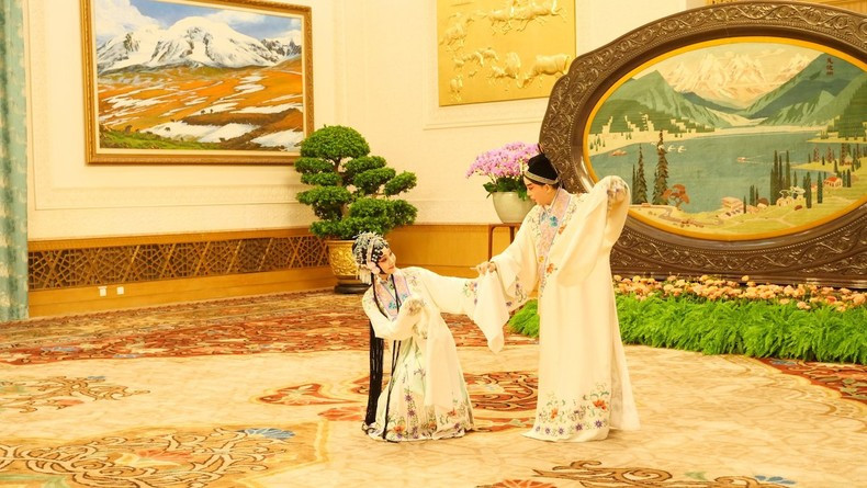 Las cónyuges de los máximos lideres de Vietnam y China disfrutan de actuación de arte tradicional chino. Las cónyuges de los máximos lideres de Vietnam y China disfrutan de actuación de arte tradicional chino.