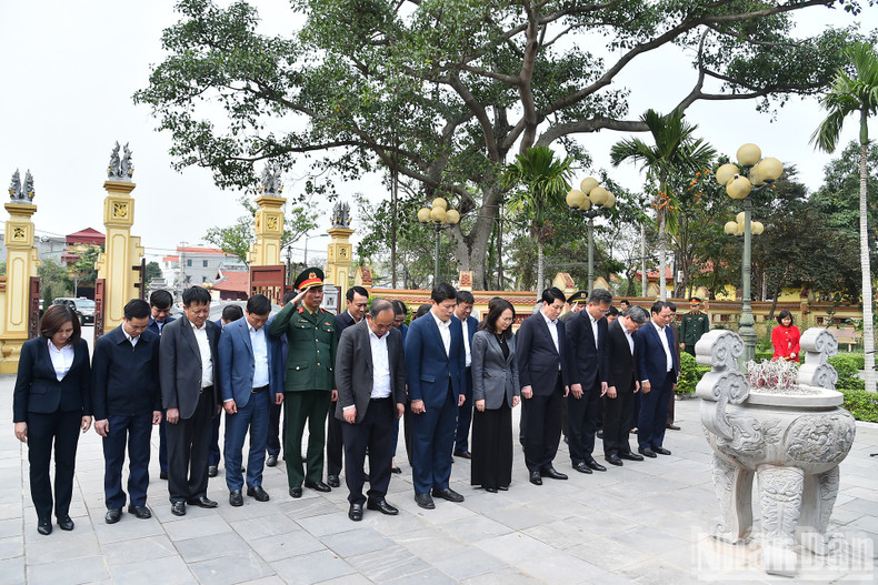 El presidente Luong Cuong y los delegados rinden homenaje al teniente general Nguyen Binh.