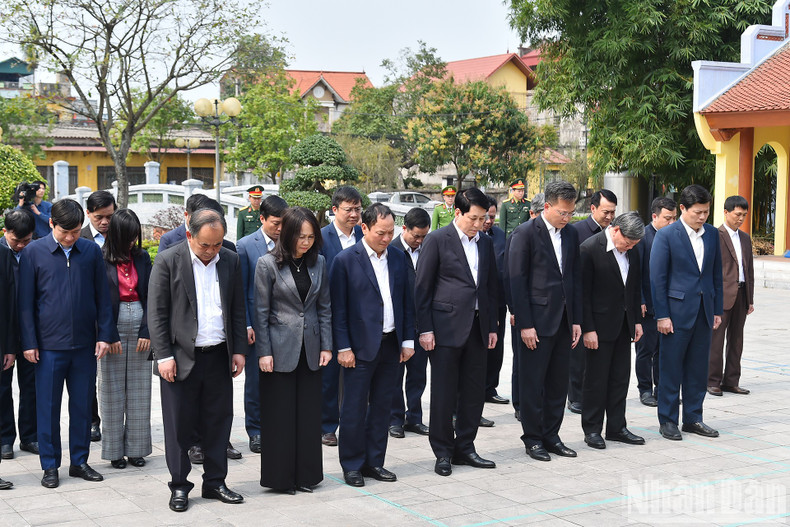 El presidente Luong Cuong y los delegados rinden tributo al extinto secretario general del PCV, Nguyen Van Linh.
